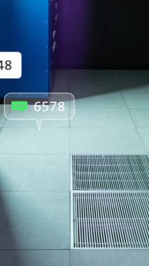 Sosyal medya simgeleri ve bildirimler bilgisayar sunucu odasında veri işliyor. Sosyal medya, iletişim ağları ve dijital arayüz teknolojisi, dijital olarak oluşturulmuş video.