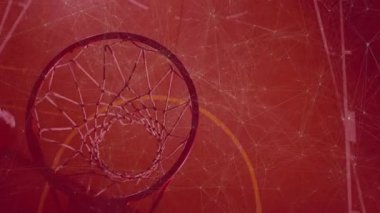 Kırmızı üst üste sahada top süren oyuncu, spor analitiği için smaç basıyor. Atletik, aksiyon, dinamik, spor, performans, teknoloji, kentsel