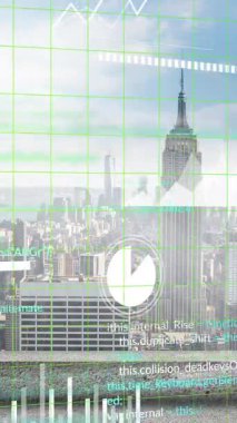 Güneşli şehir manzarasında haritaların ve verilerin canlandırılması. Veri, dijital arayüz, bağlantı, işlem, finans, iş ve iletişim, dijital olarak oluşturulmuş video.