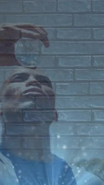 Afro-Amerikan formda bir adamın yüzüne tuğla duvara su dökerek ışık noktalarını canlandırmak. Spor ve spor teknolojisi kavramı