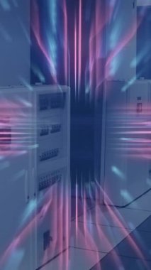 Bilgisayar sunucularında devre kartı ve veri işleme animasyonu. Dijital olarak oluşturulmuş küresel bağlantılar, hesaplama ve veri işleme kavramı.