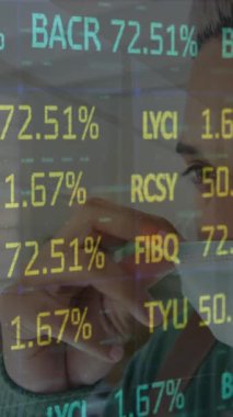 Yüz maskesi takan adamın üzerine borsa animasyonu. Dijital olarak oluşturulan küresel finansman, bilgisayar ve dijital arayüz kavramı.