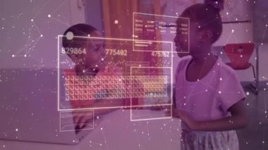 Oğlan dizüstü bilgisayar açıp daktilo yazarken kız da eğitim için holografik veri tablolarına bakıyor. Teknoloji, işbirliği, yenilik, eğitim, fütüristik, öğrenme, veri görselleştirmesi