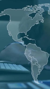 Ofisteki dizüstü bilgisayarla Kafkas iş adamının finansal veri işleme animasyonu. Küresel finans, iş, bağlantılar, hesaplama ve veri işleme kavramı dijital olarak oluşturulmuş video.