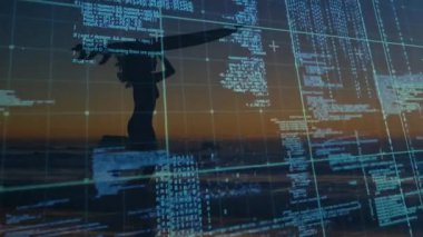 Günbatımı kıyısı boyunca yürüyen sörfçü kadın sörfçüler teknoloji şebekesinin ortasında sörf yapıyor. Siluet, plaj, dijital, gün batımı, teknoloji, okyanus, gelecek