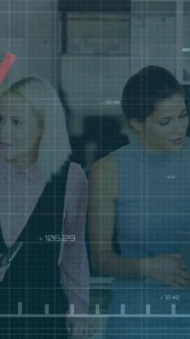 Ofisteki tablet kullanılarak çeşitli meslektaşlar üzerinde finansal veri işleme animasyonu. Küresel iş, finans ve dijital arayüz kavramı dijital olarak oluşturulmuş video.