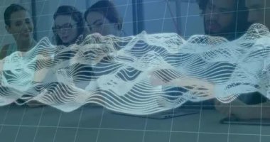 Meslektaşlar dizüstü bilgisayarları açıyor teknoloji ofisine telefonlar yerleştiriyor veri dalgalarını yönlendiriyor. İşbirliği, takım çalışması, teknoloji, veri, analiz, ofis, iletişim