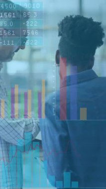 Ofisteki çeşitli iş adamları üzerinde finansal veri işleme animasyonu. Küresel finans, iş, bağlantılar, hesaplama ve veri işleme kavramı dijital olarak oluşturulmuş video.