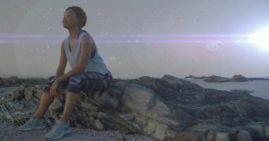 Kadın sporcu iyileşmek için derin bir nefes alırken kalp atış hızı grafiği ortaya çıkıyor. Dinginlik, iç gözlem, doğal manzara, atletizm, sakinlik, farkındalık, dalgınlık