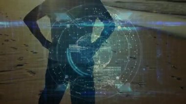 Kıdemli adam kıyı yürüyüşü aktif teknoloji küresi hareketini takip ediyor kolları hizalayıp koşuyor. Macera, keşif, yenilik, fütürizm, canlılık, refah, navigasyon