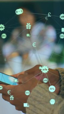 Akıllı telefon kullanan Afro-Amerikan kadınlarının üzerindeki simgelerle bağlantılı küresel ağın animasyonu. Dijital olarak oluşturulmuş küresel bağlantılar, hesaplama ve veri işleme kavramı.