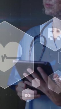 Lenslerin parlamasının animasyonu, altıgenlerin simgesi, dijital tablet kullanan beyaz kadın doktor. Dijital bileşik, çoklu pozlama, ışık, tıbbi, sağlık ve teknoloji kavramı.