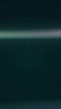 Işık izlerinin ve siyah arkaplandaki lekelerin animasyonu. Küresel teknoloji, şekiller, ışık, hareket ve dijital arayüz kavramı dijital olarak oluşturulmuş video.