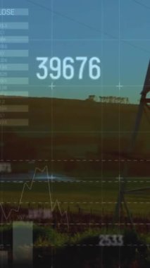 Sahadaki elektrik direği üzerinde finansal veri işleme animasyonu. Dijital olarak oluşturulan küresel finansman, enerji ve çevre konsepti.