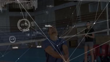 Voleybol oyuncusu, atış açısını gösteren istatistiklerle top düşüşünü başlatıyor. Atletizm, antrenman, performans, fitness, takım çalışması, hareket, rekabet