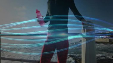 Bir kadın korkuluklara basıyor ve üzerinde geriniyor. Mavi çizgiler de spor salonunu parlaklaştırıyor. Mobil, fitness, digital, wellness, outdoor, viviviality, motion