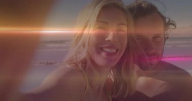 Kameraları tutan çift, seyahat için gülümserken plajı silip süpürüyor. Romantizm, eğlence, açık hava, manzara, canlı, neşeli, doğa