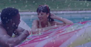 Havuzda yüzen çiftler, pazarlama stratejilerini tartışıyor. İkili kaplama üzerine şamandıra ortaya çıkıyor. Rahatlama, rahatlama, açık hava, canlı, genç, bağlantı, güneşli