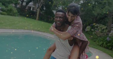 Havuz kenarında altın parıltıların olduğu bir hayat tarzı reklamı taşıyan bir çerçeveci. Eğlence, eğlence, kutlama, yaz, açık hava, dostluk, canlılık.