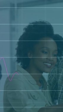 Muhtelif meslektaşların ofiste iş görüşmesi üzerine finansal veri işleme animasyonu. Küresel iş, finans, bilgisayar, iletişim ve dijital arayüz kavramı dijital olarak oluşturulmuş video.