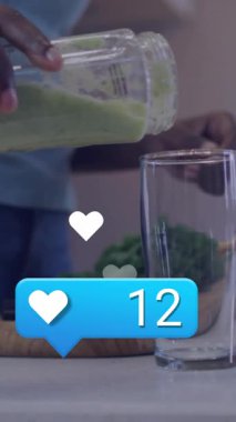 Camlara yeşil smoothie döken sosyal medya, mutfak sahnesinde animasyon yapmayı sever. Sağlıklı, içecek, sağlık, dijital, trend