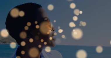 Kafasını okyanus ufkunda altın boke 'u takip eden bir kadın sağlık meditasyonunu resmediyor. Dinginlik, farkındalık, doğa, rahatlama, minimalist, sağlıklı, düşünceli