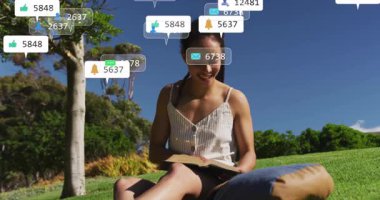 Okuyucu, sosyal medyanın ilgisini gösteren ikonları omuzlarında gezdiren bir kitap açıyor. Açık hava, doğa, eğlence, dijital, bağlantı, sükunet, teknoloji