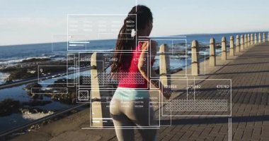 Bir kadın kareye giriyor, sahil yolunda koşuyor spor salonunu etkinleştiriyor, vücut geliştirme ölçümlerini güncelliyor. Fitness, teknoloji, açık hava, spor, hareketlilik, görselleştirme, modern