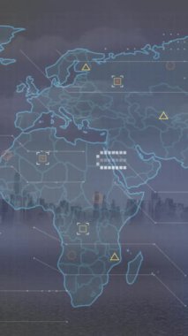 Şehir manzarasının havadan görüntüsüne karşı dünya haritası ve veri işleme animasyonu. Küresel ağ ve iş teknolojisi kavramı