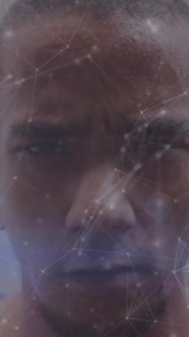 Afrika kökenli Amerikalı erkekler üzerindeki ışık yollarının ve bağlantıların animasyonu. Spor, bağlantılar ve dijital arayüz konsepti dijital olarak oluşturulmuş video.