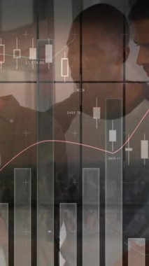 Ofisteki dizüstü bilgisayar kullanan çeşitli iş adamlarının finansal veri işleme animasyonları. Küresel finans, iş, bağlantılar, hesaplama ve veri işleme kavramı dijital olarak oluşturulmuş video.