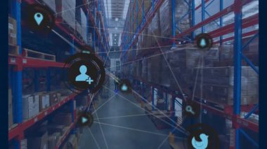 Depoda scooter süren operatör veri akışını gösteren ikonlar oluşturmaya başlıyor. Lojistik, otomasyon, bağlantı, endüstri, dijital, verimlilik, teknoloji