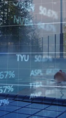 Yüzme havuzundaki beyaz adamın finansal verilerinin ve grafiklerinin animasyonu. Küresel iş, şehir hayatı, finans ve ekonomi kavramı dijital olarak oluşturulmuş video.