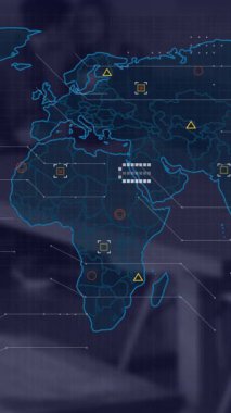 Finansal veri işleme animasyonu ve dünya haritası ofisin üzerinde. Küresel finans, iş, bağlantılar, hesaplama ve veri işleme kavramı dijital olarak oluşturulmuş video.