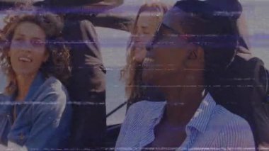 Üstü açık arabada direksiyon sallayan ve arkadaşlarıyla konuşan bir kadın kahkaha attırıyor, seyahatte ufka hayran kalıyor. Macera, dostluk, özgürlük, sahil, yaşam tarzı, hayat dolu, boş zaman