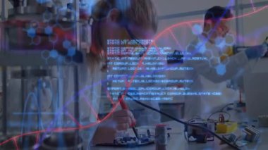 Laboratuar ekibi voltajı test ederken lehimleme tahtasına başlıyor. Elektronik cihazları kod üstlerine bağlıyorlar. Teknoloji, yenilik, kesinlik, işbirliği, deney, dijital, bilim