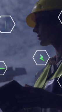 Kafkasyalı kadın mimar üzerinde ekolojik ikonlar ve veri işleme animasyonları. Küresel çevre, finans, iş, bağlantılar, hesaplama ve veri işleme kavramı dijital olarak oluşturulmuş video.