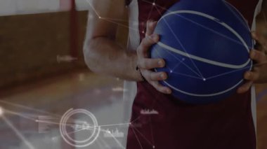 Basketbolu sürükleyen erkek sporcu kamera görüntülü spor veri ölçümlerini geri çekiyor. Sporcu, spor, dijital, teknoloji, fitness, hareket, eğitim