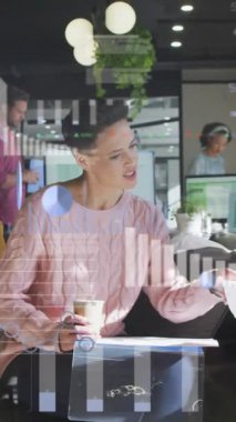 Muhtelif meslektaşların ofiste iş görüşmesi üzerine finansal veri işleme animasyonu. Küresel iş, finans, bilgisayar ve dijital arayüz kavramı dijital olarak oluşturulmuş video.