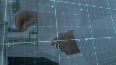 Laboratuvar ölçeğinde yaklaşan araştırmacı örnek şişesini dijital ızgara kılavuz denetlemesiyle örtüyor. Bilim, kesinlik, teknoloji, yenilik, araştırma, deney, modern