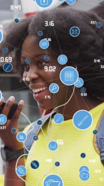 Akıllı telefon kullanan Afro-Amerikan kadın üzerindeki simgelerle bağlantı ağının animasyonu. Küresel bağlantılar ve dijital arayüz konsepti dijital olarak oluşturulmuş video.