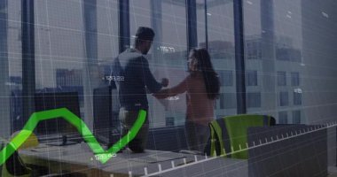 Meslektaşlar, artan ölçümleri kutlamak için yumruklarını tokuşturuyor ve ofisteki taban çizgisini geçiyor. İşbirliği, başarı, büyüme, analitik, takım çalışması, başarı, motivasyon