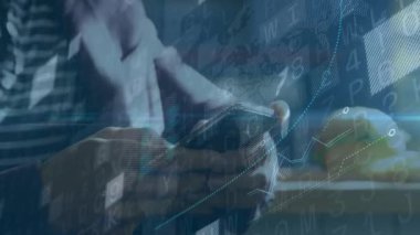 Erkek yatırımcı telefon ekranını dinliyor, dünya piyasası için animasyon finansal grafiğini gösteriyor. Teknoloji, finans, analiz, veri görselleştirme, dijital, profesyonel, küresel