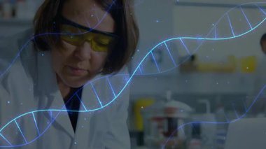 Kadın bilim adamı kürsüye eğilip, DNA örneğini inceleyecek ve genetikte yüzen DNA sarmalını başlatacak. Araştırma, yenilik, biyoteknoloji, analiz, kesinlik, tanı, laboratuvar