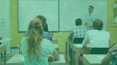 Öğretmen tahtaya denklemler yazmaya ve öğrencileri eğitime çeken kavramları açıklamaya başladı. Eğitmen, sınıf, eğitim, öğrenme, öğretim, işbirliği, akademik