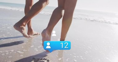 Kuma basan bir çift sosyal medya takipçisi baloncuğunun konfetilerin artmasına neden oluyor. Sahil, kıyı şeridi, ayak izleri, okyanus, günbatımı, dinginlik, rahatlık