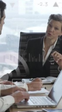 Ofiste tartışan çeşitli iş adamlarına karşı veri işleme animasyonu. Bilgisayar arayüzü ve iş veri teknolojisi kavramı