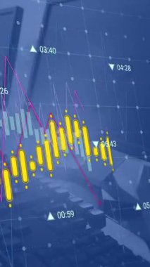 Ofisteki bilgisayarlardan yeşil hat ve veri işleme animasyonu. Dijital olarak oluşturulmuş küresel bağlantılar, hesaplama ve veri işleme kavramı.