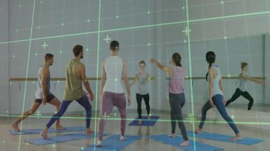 Eğitmen kollarını kaldırırken yeşil şebeke, spor salonunda yüksek atlama yapan katılımcıların haritasını çıkarıyor. Sağlık, denge, esneklik, uygunluk, uyum, motivasyon, farkındalık