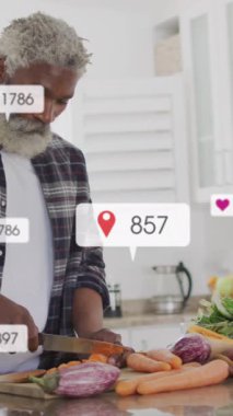 Çoklu bilgilendirme barlarının canlandırılması, kıdemli Afro-Amerikan bir adamın mutfakta sebze kesmesi. Dijital bileşim, iş, büyüme, gıda, sosyal medya, emeklilik ve teknoloji kavramı.